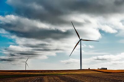 Zwei Windräder auf flachen Feldern
