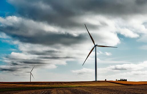 Zwei Windräder auf flachen Feldern