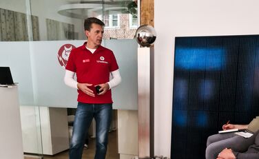 Lünestrom-Mitarbeiter informiert PV-Interessenten beim Solar-Info-Abend