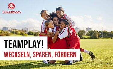 Eine Gruppe Mädchen in Fußballtrikots umarmt sich. Textüberlagerung: Teamplay! Wechseln, sparen, fördern
