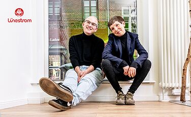 Lünestrom-Geschäftsführer Malte Steinmetz und Jowana Lohmöller lächeln in die Kamera