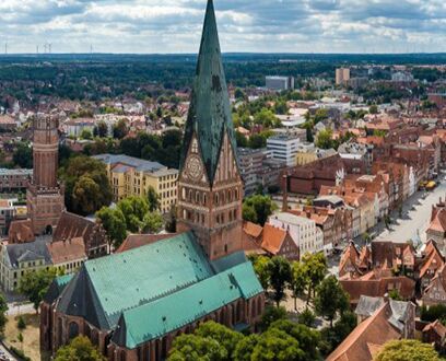 Lüneburg aus der Luft, im Vordergrund die St. Johannis Kirche