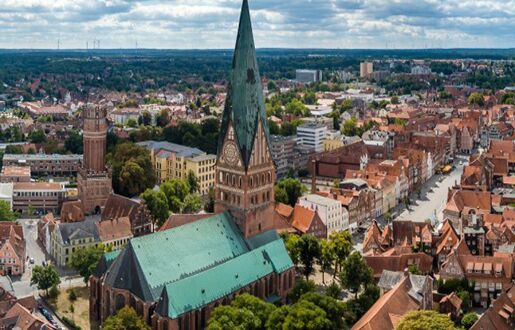 Lüneburg aus der Luft, im Vordergrund die St. Johannis Kirche