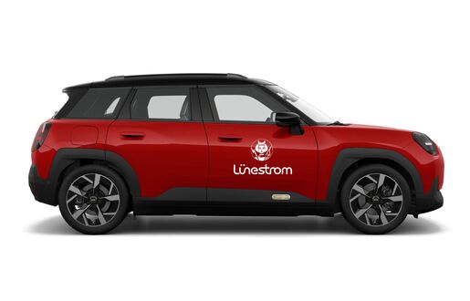 Seitenansicht MINI Aceman in rot mit weißem Logo auf der Beifahrertür