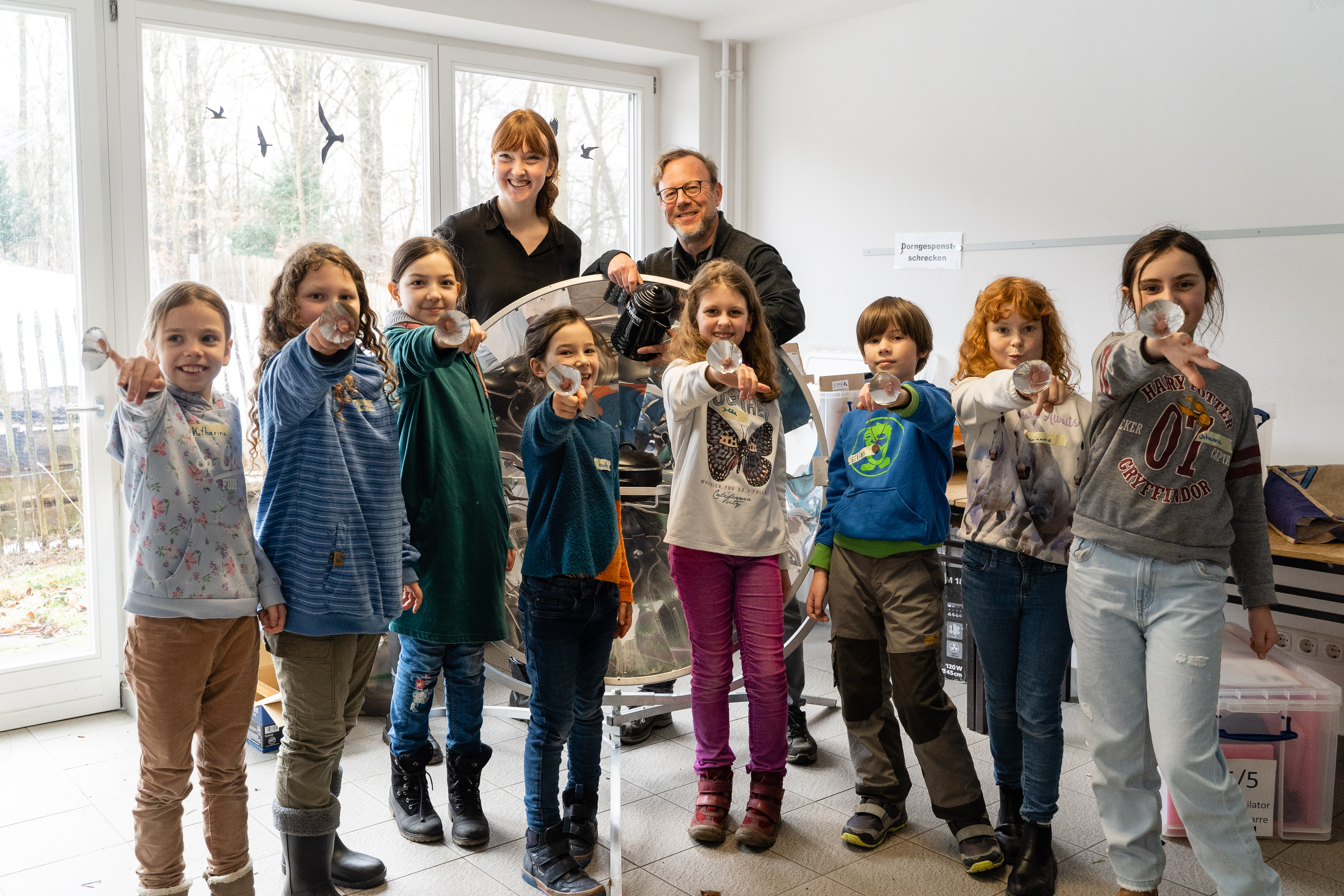 Gruppenfoto der Klima-Scouts-AG aus der Heiligengeist und der St. Ursula-Schule gemeinsam mit Lisa Persiel (Lünestrom) und Dr. Frank Corleis (SCHUBZ)