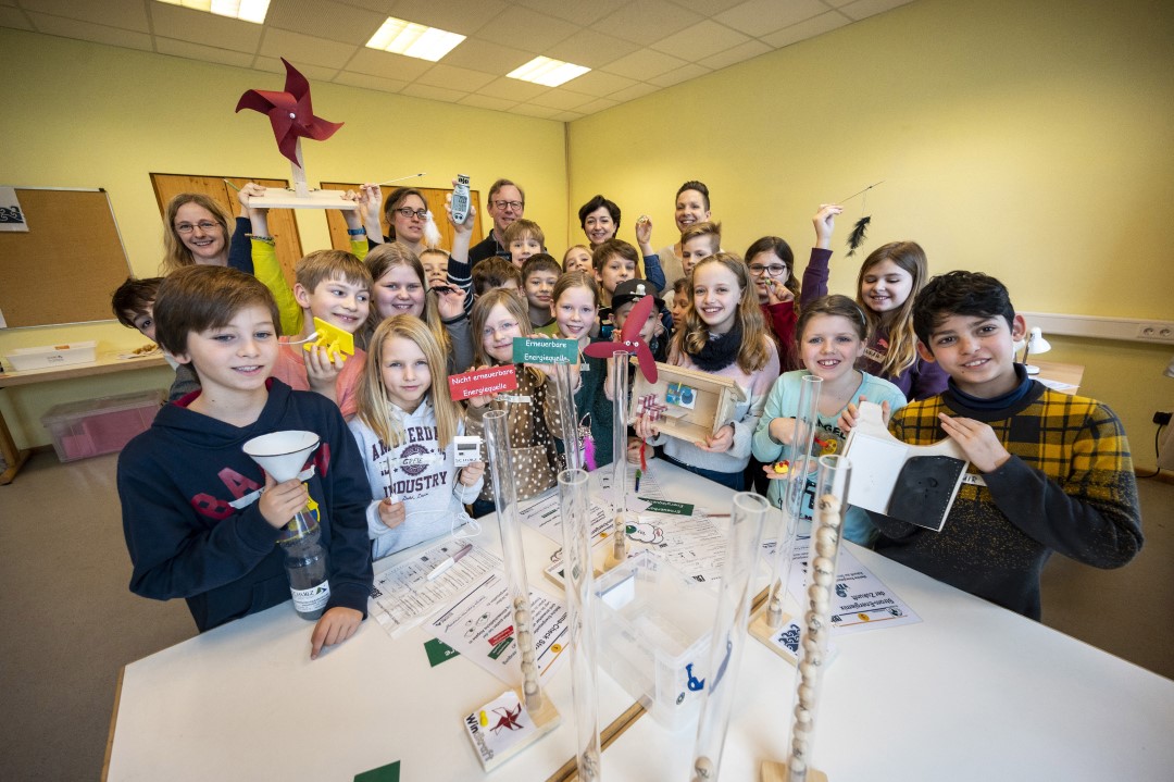 Gruppenfoto einer Schulklasse beim Energielabor des SCHUBZ in Kooperation mit Lünestrom.